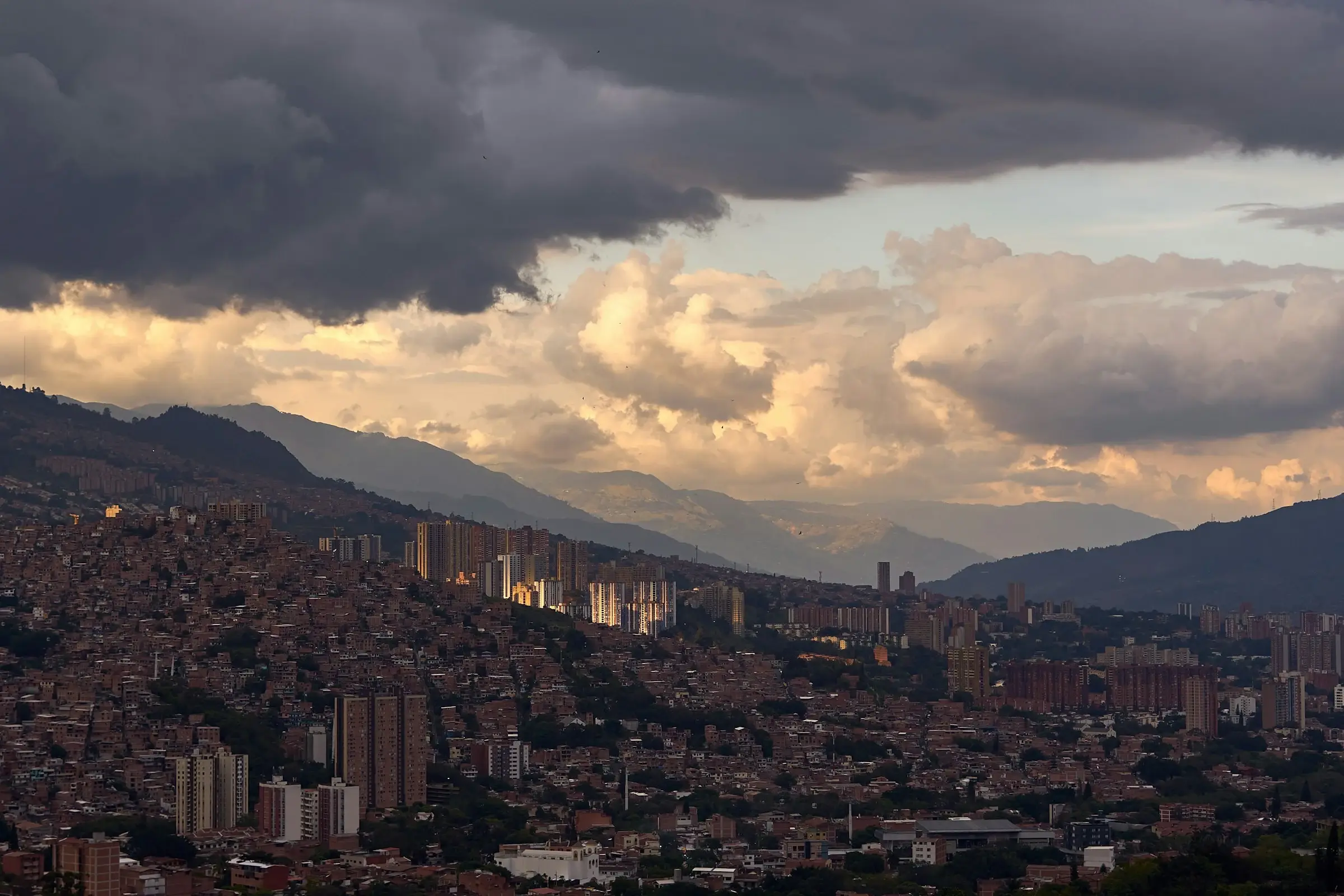 Medellín, Colombia, al atardecer con las montañas del valle de Aburrá