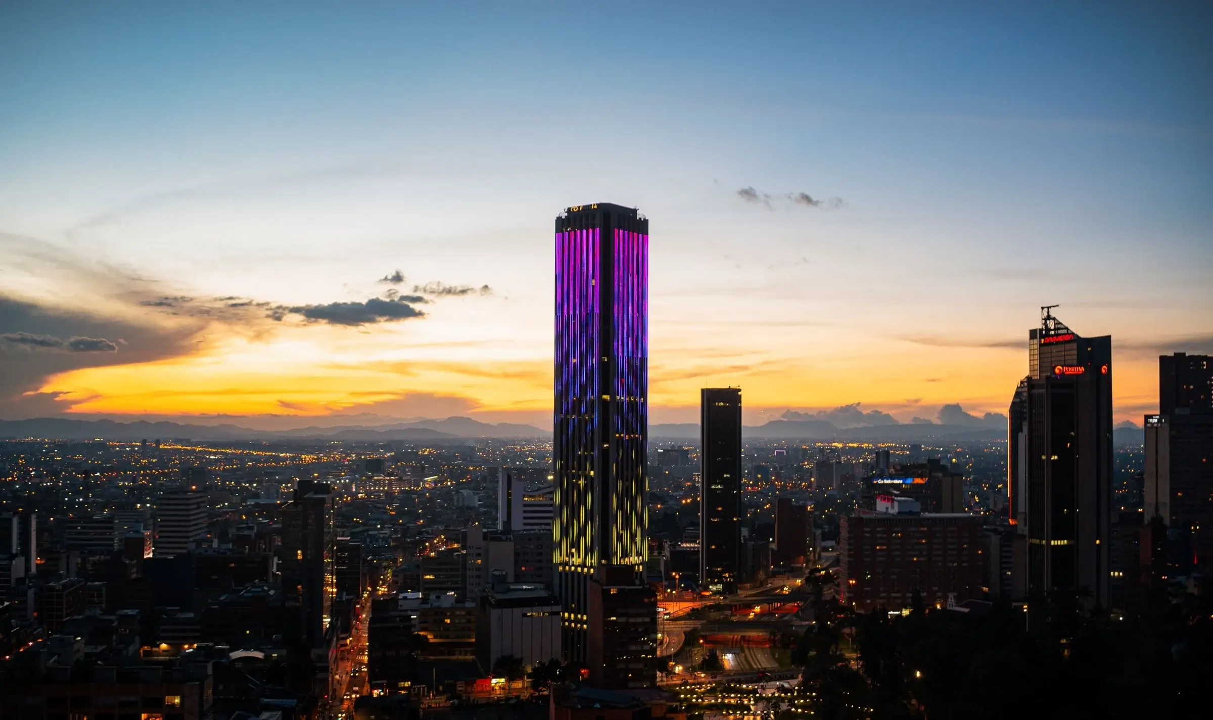 Torre Colpatria y el centro de Bogotá al atardecer
